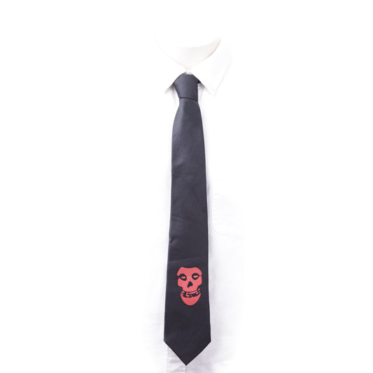 Sort slips med rød hodeskalle