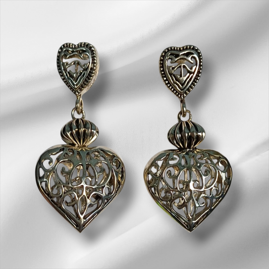Øredobber i sølvfarget metall med dekorative hjerter